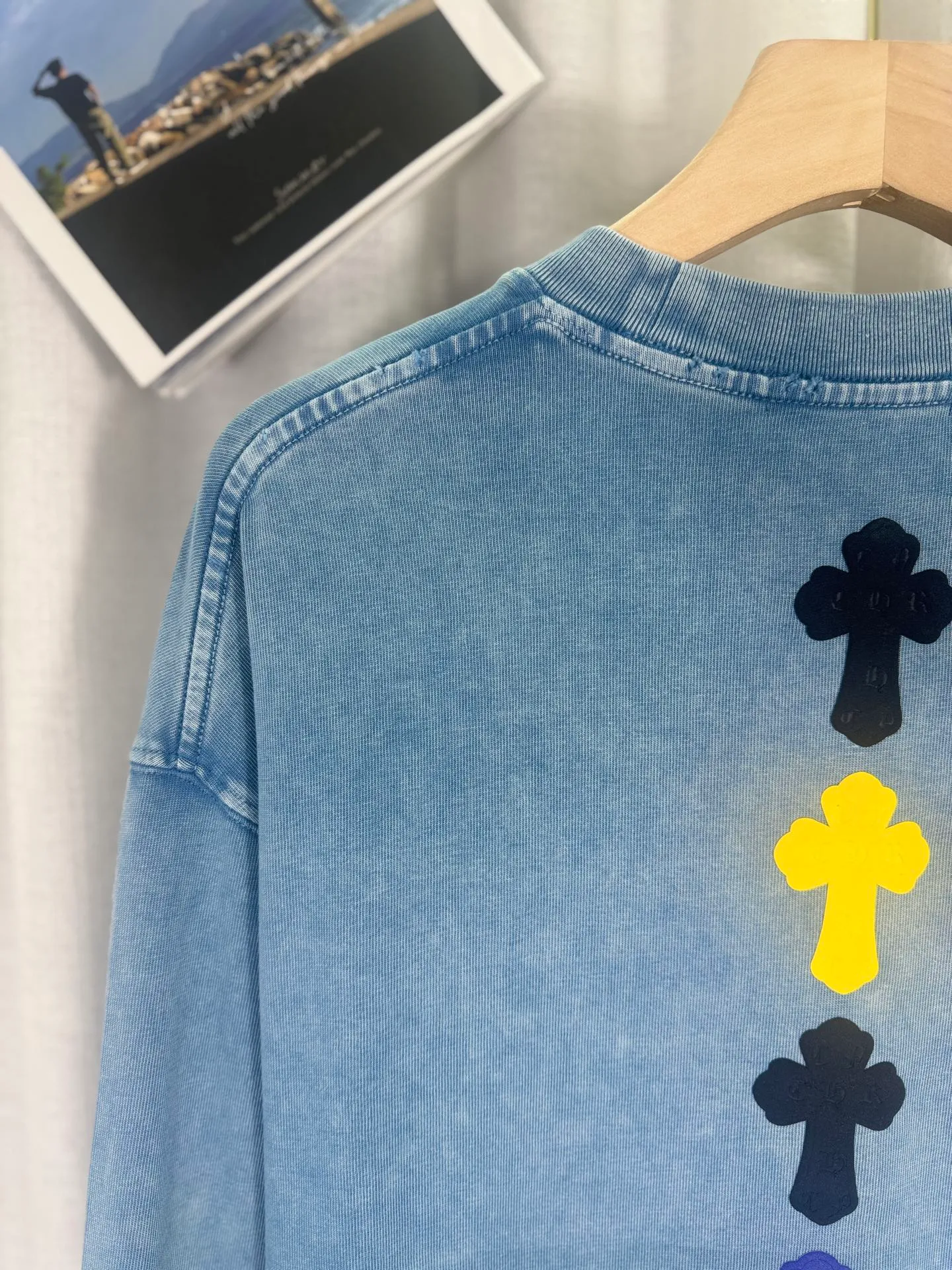P250 top version, real shot without P, ​​different from market currency) 𝗖𝗵𝗿𝗼𝗺𝗲 𝗛𝗲𝗮𝗿𝘁𝘀/Cro Heart 2025 Autumn and Winter Horseshoe Cross Sticker 3D Glue Couple Casual Long Sleeve 👑The highest version! Customized fabric 320g fabric! Horseshoe cross printing 3D hot glue! The best-selling model in the counter, very comfortable to wear. Accessories: original molded and authenticated collar label➕100% silk wash label. Genuine purchase-grade original hangtag➕matching hanging rope➕3D hanging beads➕original packaging bag. Craftsmanship: The original version has consistent wiring! The highest version of the armhole matching technique! Color: Blue Black Size: S M L XL Style No.: 5175